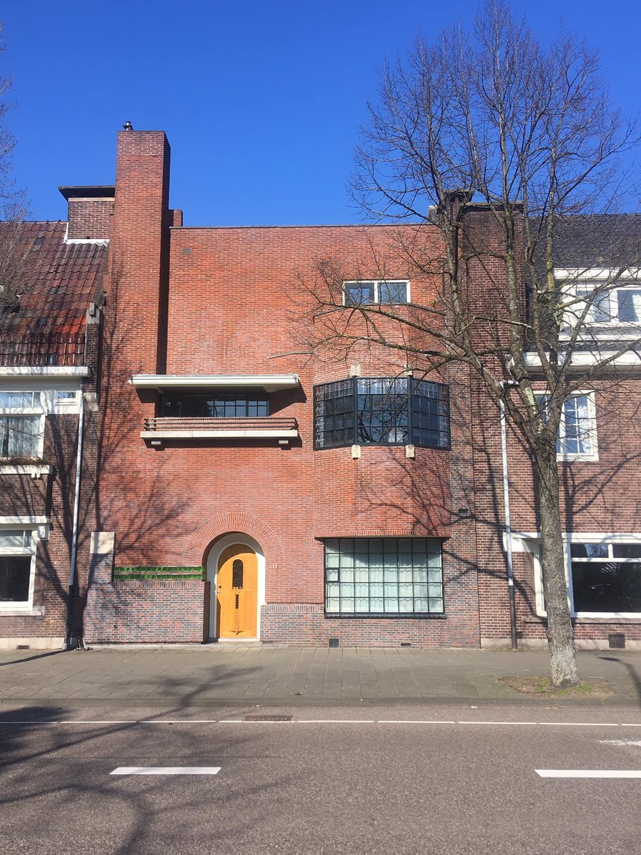 archistar1's tweet image. Ex casa e studio dell'architetto Harry Elte, 
Stadionweg 44, Amsterdam, Paesi Bassi. 1929.
Scuola di Amsterdam, Wiener Werkstätte e Frank Lloyd Wright.
L'edificio è riconosciuto come monumento nazionale olandese (rijksmonument). 
📷Lucie van Rooije
#ArtDeco
#architecture