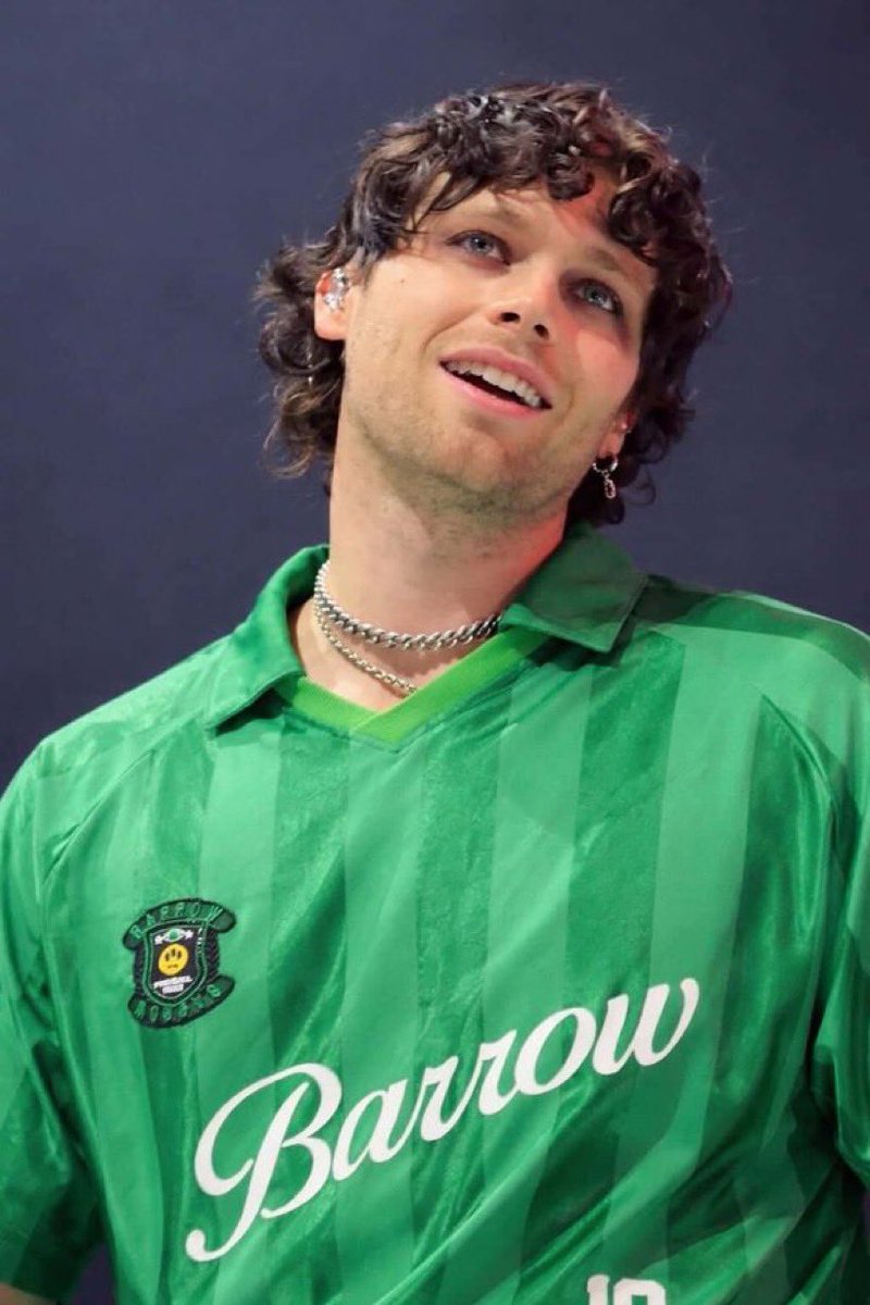 guy on the left luke hemmings guy on the right luke5sos