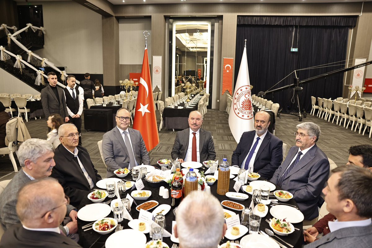 CorumValiligi's tweet photo. 📍Hüseyin Gazi Sempozyumu Gala Programı

Valiliğimiz himayelerinde, Hitit Üniversitesi’nin ev sahipliğinde düzenlenen “III. Uluslararası Türkistan’dan Anadolu’ya İrfan Geleneği: Hüseyin Gazi Sempozyumu”nun açılış programına Vali Yardımcımız Yeliz MERCAN katıldı. 

Sempozyumun gala programında ise Valimiz Sayın Ali ÇALGAN, yurt içinden ve yurt dışından gelen değerli bilim insanları ve akademisyenlerle bir araya geldi.

Hüseyin Gazi’nin Anadolu’nun manevi inşasında öne çıkan bir şahsiyet olduğunu vurgulayan Sayın Valimiz, bizim gönül coğrafyamızdaki kardeşlerimizin Yunus Emre'nin, Hacı Bektaş-ı Veli'nin, Mevlana'nın, Hüseyin Gazi'nin öğretilerini klavuz edinmesi gerektiğini ifade etti. 

Bu uluslararası organizasyonun, ilim ve irfan temelli kültürel mirasımızın yaşatılmasına katkı sunacağına, toplumumuzda kardeşlik ve dayanışma ruhunu güçlendireceğine inandığı belirten Sayın Valimiz, katılımları ve emekleri için tüm akademisyenlere ve misafirlere ayrı ayrı teşekkür ederek, sempozyumun hayırlara vesile olması temennisinde bulundu.

@ValiAliCalgan