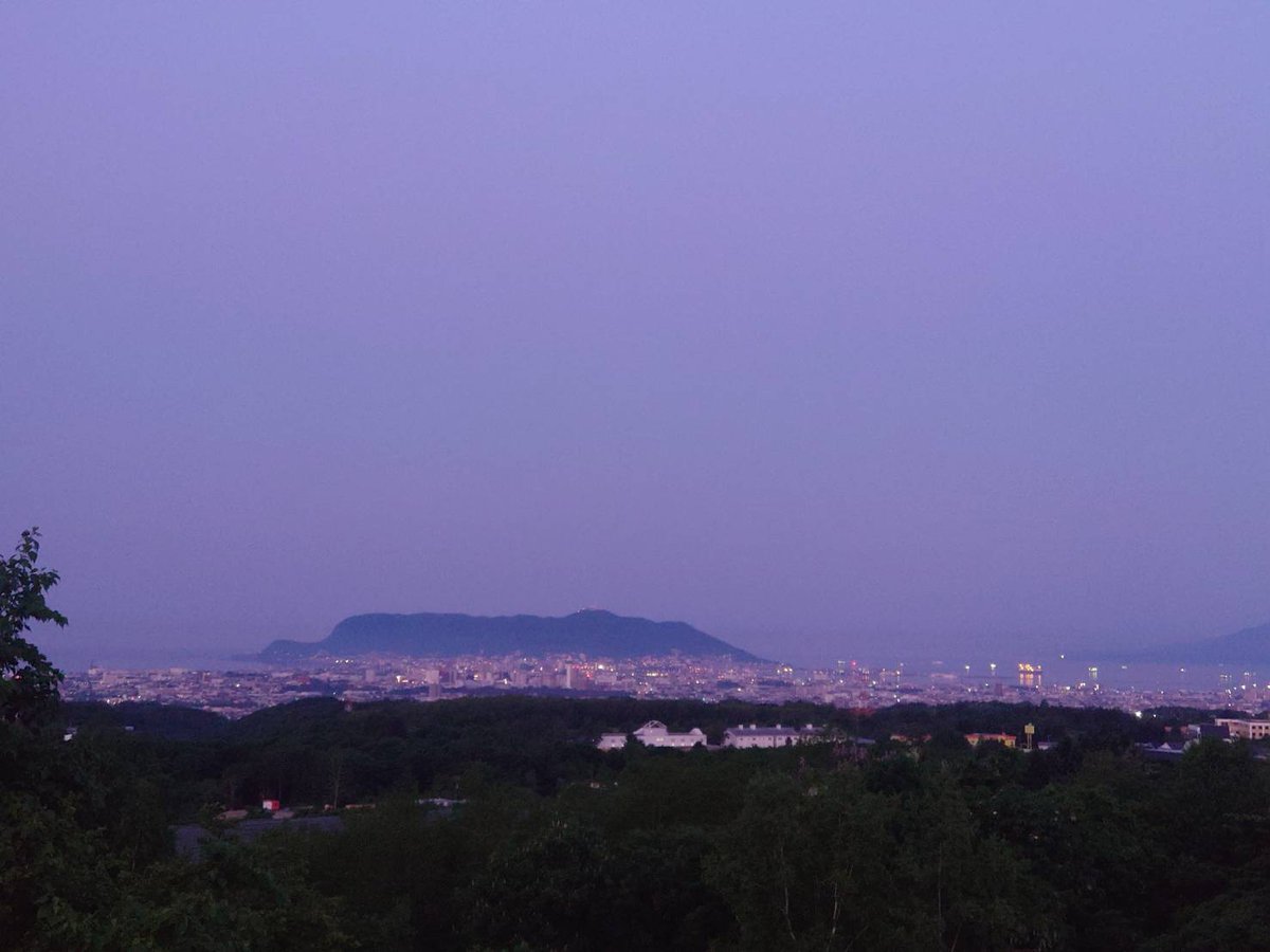 palais0720's tweet photo. ちょうど探したら去年の今頃の景色の
風景です🥰🥰🥰
函館裏夜景で正面の山が函館山です🐮
パレでこの風景を1人じめ？2人じめ？
して下さい😍😍😍
#函館ホテルパレ
#函館山
#函館
#ゴールデンウィーク https://t.co/F1hv84QPkN