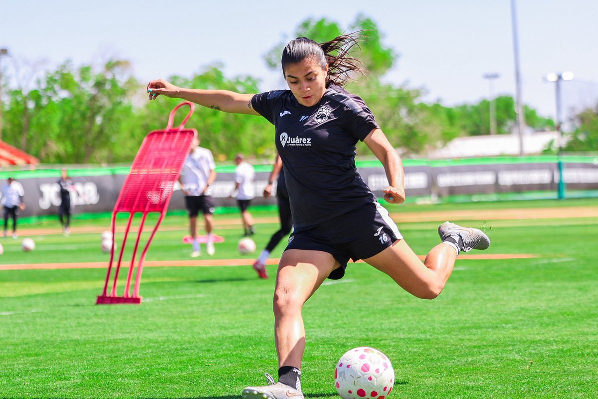 FemenilFcJuarez's tweet image. Viernes de mucho trabajo con miras a nuestro partido de este lunes🐎⚽️🔜