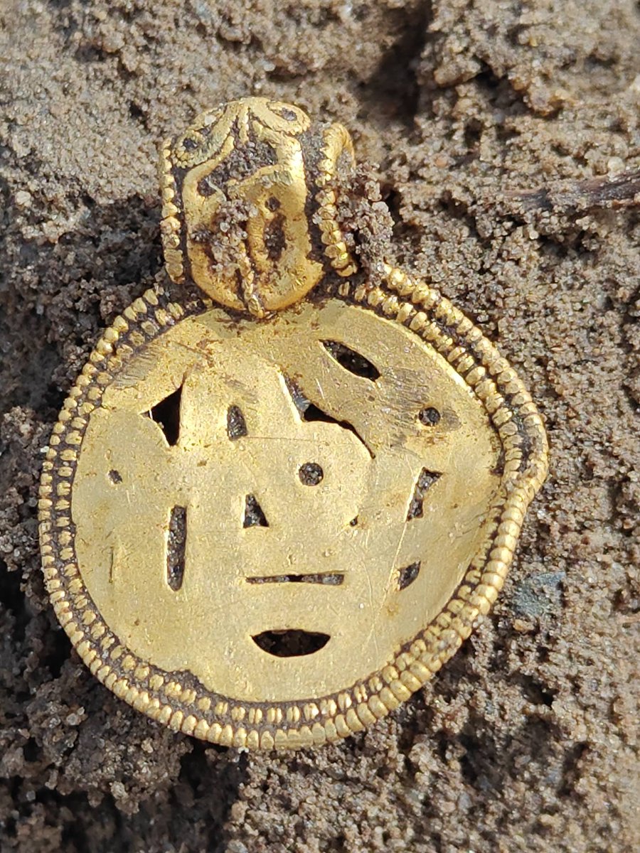 _Treasure_Kings's tweet image. Absolute stunner from Denmark! 🇩🇰
Finn Englyst dug this beautiful pre-Viking gold pendant - straight from the 5th century.
Pure #gold magic. 
#metaldetecting #Viking