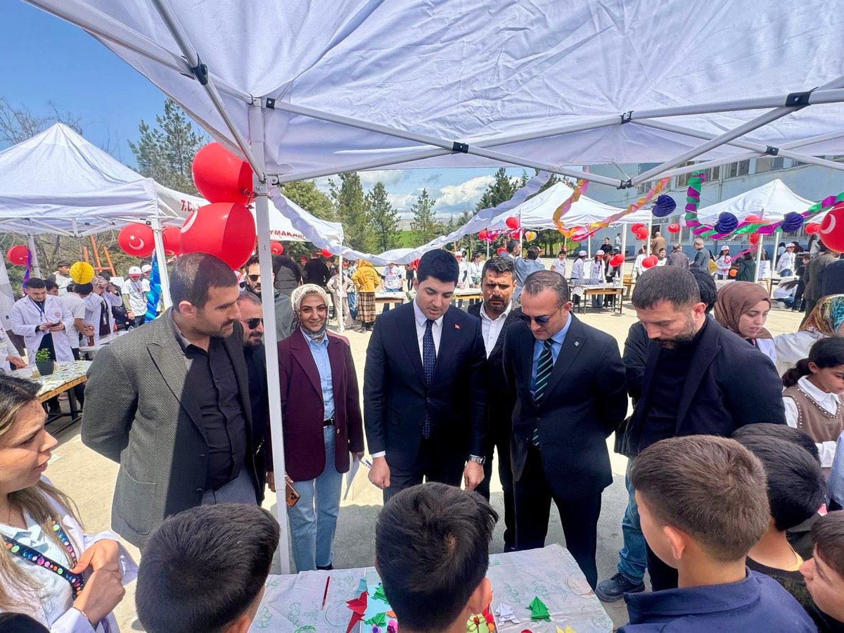 diyarbakirarge's tweet photo. İlimizde 12. Dönem TÜBİTAK 4006 Bilim Fuarlarının ilki, Hazro Kırıkkaşık İmam Hatip Ortaokulu’nda büyük bir heyecan ve gururla gerçekleştirildi.

Öğrencilerimizin emek, merak ve üretimle hazırladığı projeler; bilimin ışığında geleceğe umut oldu. 🚀

Tüm okullarımızda bilimin, emeğin ve üretimin hiç eksik olmadığı verimli bir fuar dönemi diliyoruz.

@tcmeb @Yusuf__Tekin 
@dbakirvalilik @vali_zorluoglu 
@Diyarbakirmem @sadoglu_salih 
@Tubitak