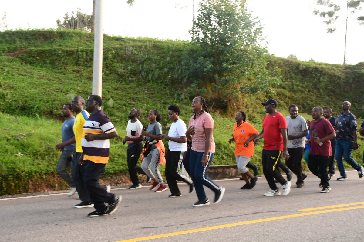 Umuyobozi w'Akarere, <a href="/Niyomwungeri_H/">Hildebrand Niyomwungeri</a> yifatanyije n'abakozi b'Akarere bakorera ku rwego rw'Akarere muri Siporo yibanze ku rugendo rw'amaguru rworoheje rwavuye ku Biro by'Akarere rukagera mu isanteri ya Kigeme. Muri rusange kugenda no kugaruka byatwaye ibilometero 14 na metero 600.