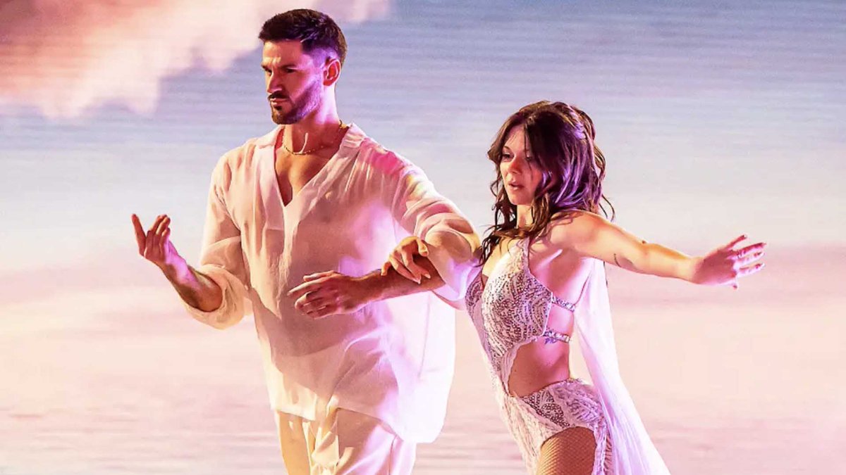 leyna_aurelia's tweet photo. Personne d'autre que Juju et Jordan pour soulever le trophée ce soir, period 
#DALS https://t.co/HBCOZbfnKk