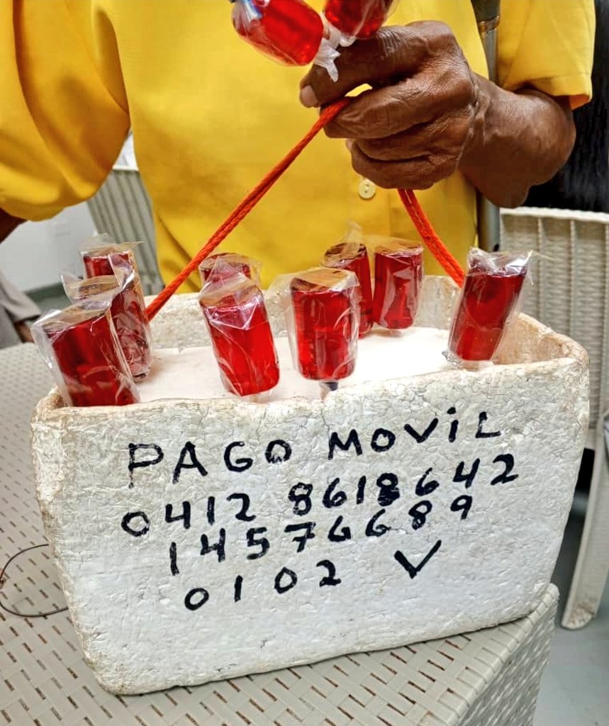 Vamos a apoyar ❤️ 
La señora María Marín "la Reyna del pirulín original" como ella misma se hace llamar, vende chupetas en la entrada del hospital Manuel Núñez Tovar (Maturín - Monagas), en 100 y 150Bs, esta viejita de 80 años es un verdadero amor 🙌🏼