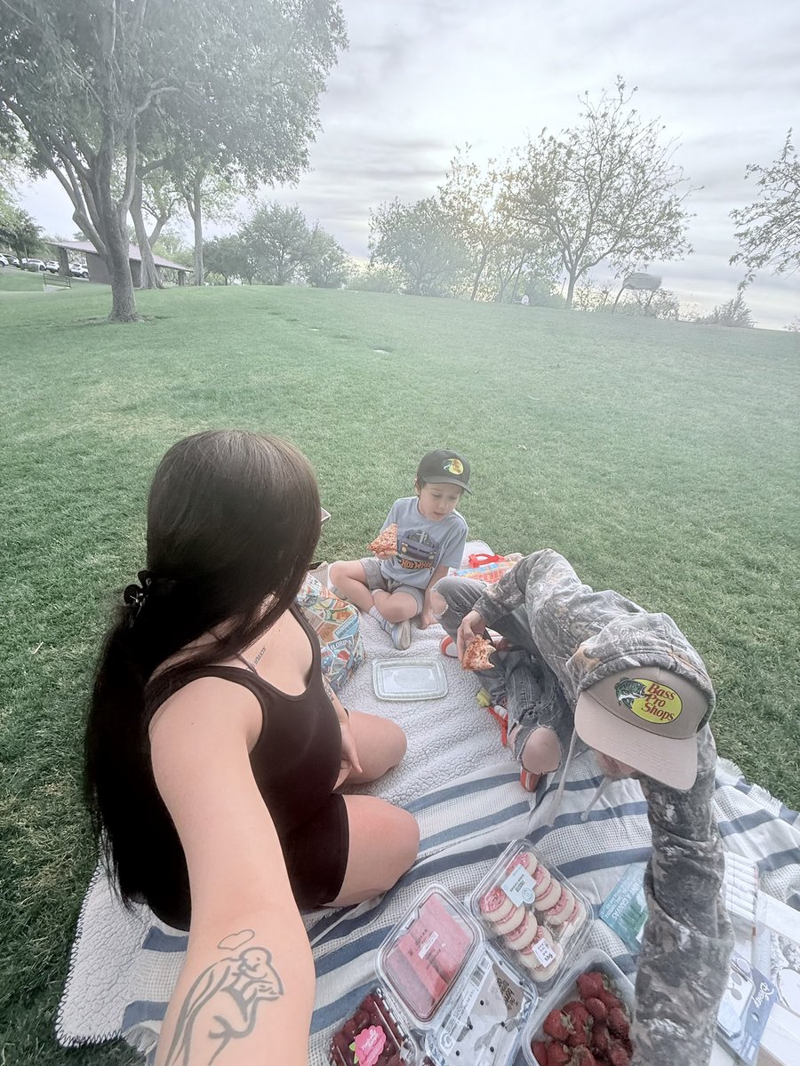 alyssagamboaa's tweet photo. my reality in photos ✨ https://t.co/JuLZPKm9l5