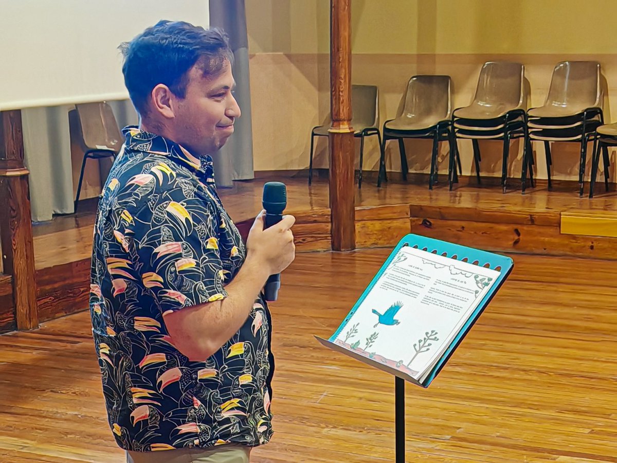 santhilari's tweet photo. 📚 Avui s'ha presentat el llibre "Contes d'arreu del món", una iniciativa del Pla Educatiu d'Entorn de Sant Hilari, amb la voluntat de promoure la convivència, el respecte i el valor de la diversitat cultural que ens envolta
 
🌍 Tal com es llegeix a les primeres pàgines, "aquest recull de contes és un pont i un homenatge a totes les cultures que conviuen i donen vida al nostre poble, un espai de trobada, una celebració del que som com a comunitat: diferents, però units"

🎙️S'han llegit contes del Brasil, Estats Units, Marroc, Turquia, Hondures, Xina, Sàhara, Rússia, Índia i Catalunya