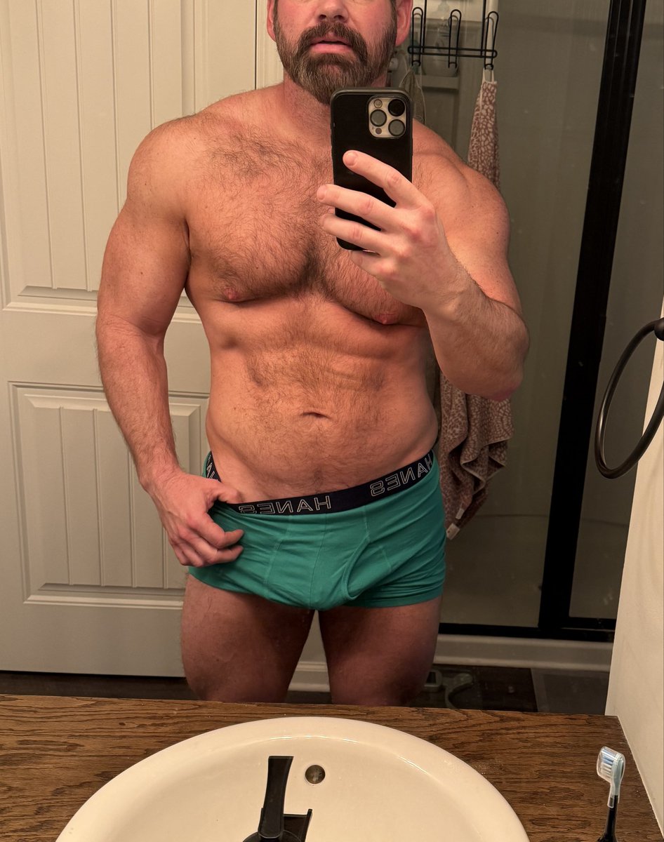theMuscleDaddy's tweet image. Happy Friday 💪🏻💚 

Let’s have some fun: onlyfans.com/themuscledaddy2

#muscledaddy #muscle #daddy #strong #workout #flex #gym #gay #bi #hotdad