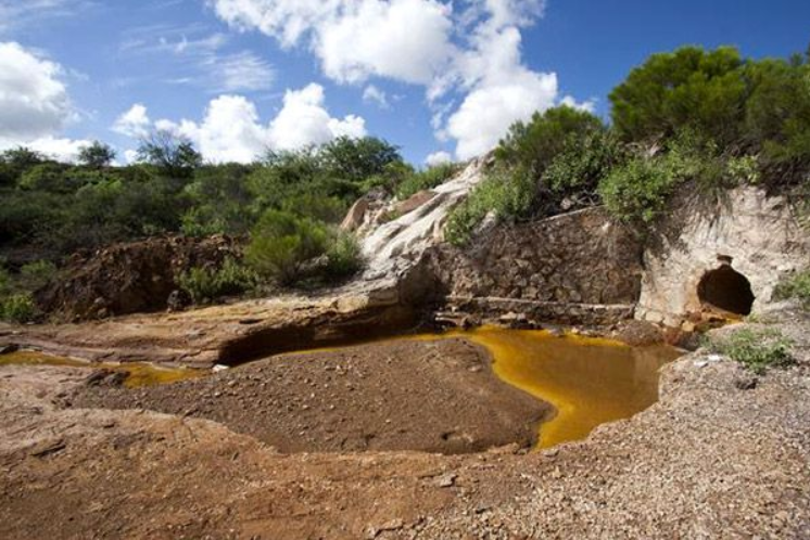Usos, abusos y contaminación del agua: . la industria y minería en México consumen 436 millones 643 mil m3 al año, esto es el agua para abastecer anualmente a 3 millones 229 personas; de este volumen la mayor parte se extrae en Sonora, Zacatecas y Michoacán