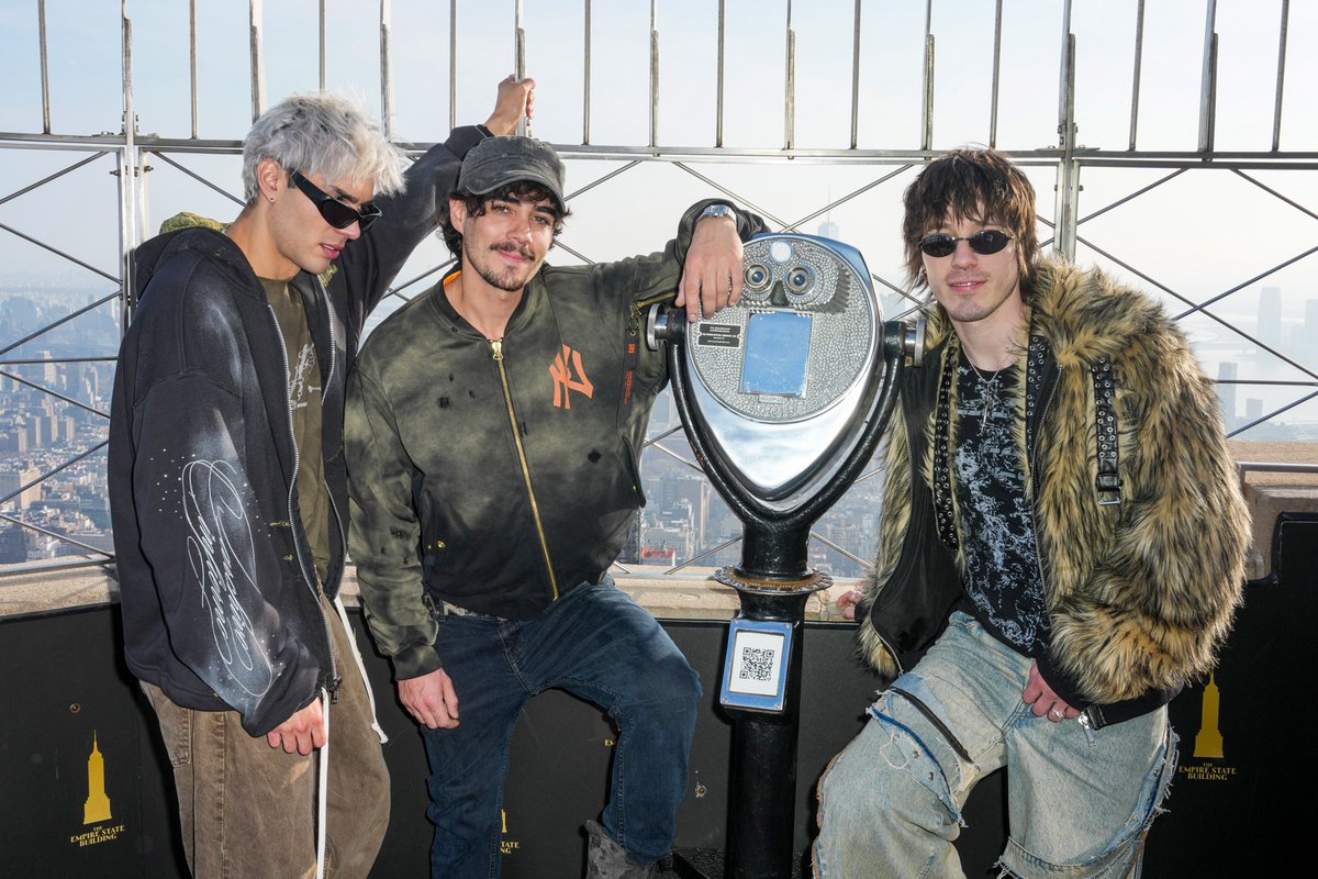 EmpireStateBldg's tweet photo. From Mexico to iconic NYC views. @CD9 at the Empire State Building.  De México a las vistas más icónicas de Nueva York. @CD9 en el Empire State Building. https://t.co/lfAHIw5Ngl
