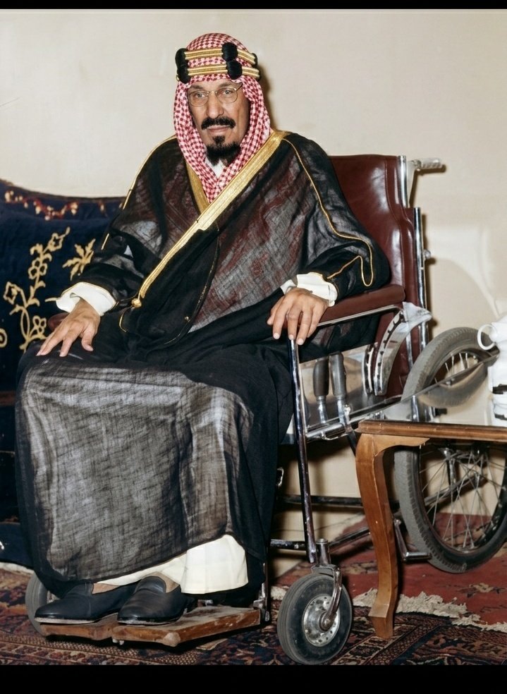 صورة نادرة للمؤسس الملك عبدالعزيز آل سعود رحمه الله وهو على كرسي متحرك
بعد ترميمها😍وش رايكم 
#الاتحاد_ماتشيدا
رحمه الله عليه
