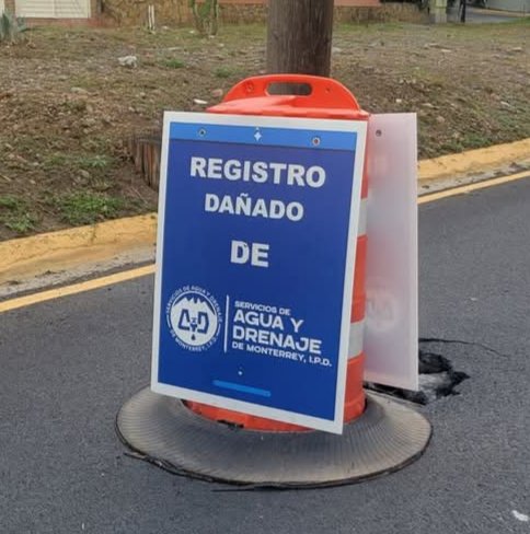 pepecrim's tweet photo. Otro registro dañado Enrique C. Livas y lateral de Gonzalitos, Colonia vista hermosa, Monterrey 
@ayd_monterrey https://t.co/hIxWZynilp