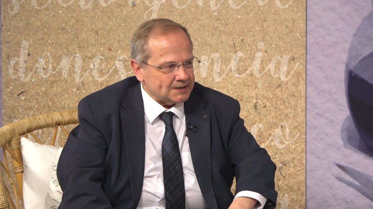 ramonbassas's tweet photo. 🗣️ «Les noves generacions ja no es pregunten tant “com funcionen les coses” sinó quin sentit tenen. I en aquesta recerca troben encara l’oferta religiosa.»

📺 Hem parlat de tot plegat i més amb @JordiVilarroda a @EL9TV 

▶️ Vídeo a https://t.co/v1piE7qeye https://t.co/biLKfhnTSm