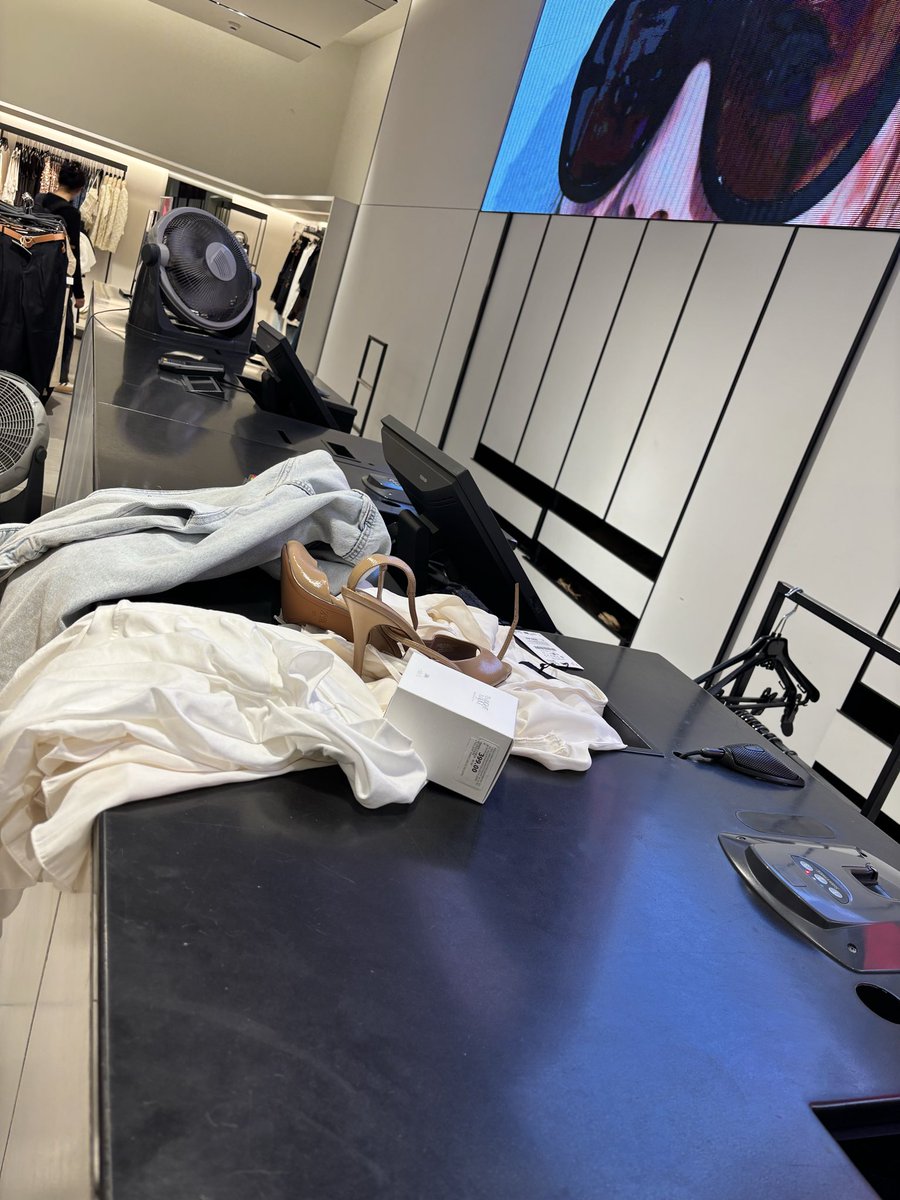RondaSandy's tweet photo. @ZARA cuánto tiempo hay que esperar para que me cobren en su tienda de parque toreo, pasan sus trabajadores y nada atiende https://t.co/J9cKaFW7Qg