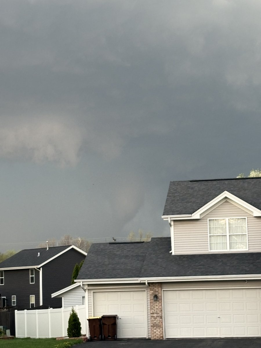 EAK_83's tweet image. My First Tornado 🌪️ @NWSChicago @ViMachesneyPark not sure if it touched down but that was a beautiful thing nature can produce! #Tornado #MachesneyPark #Illinois