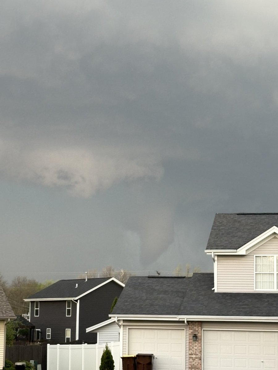 EAK_83's tweet image. My First Tornado 🌪️ @NWSChicago @ViMachesneyPark not sure if it touched down but that was a beautiful thing nature can produce! #Tornado #MachesneyPark #Illinois