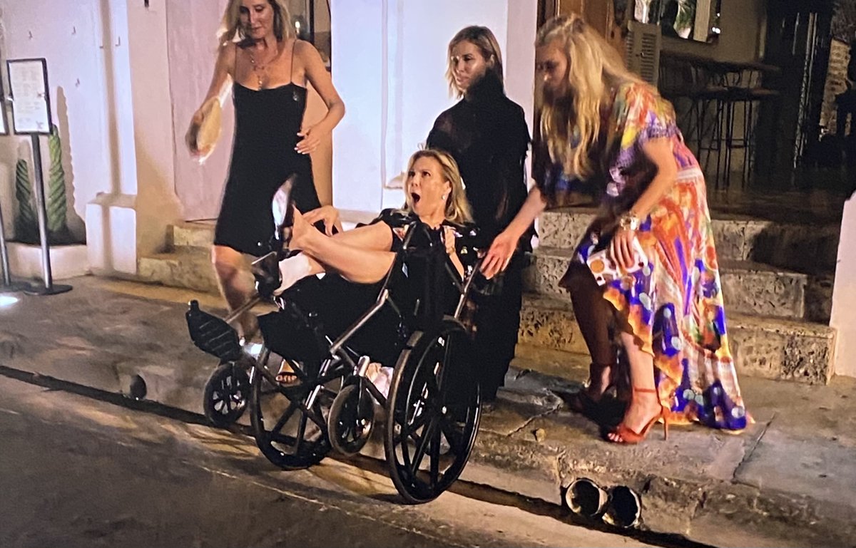 musiclezbiana's tweet image. Rewatching one of the greatest housewives episodes in history. The #rhony Colombia trip… hola chiquitas! I haven’t stopped laughing 🤣🤣