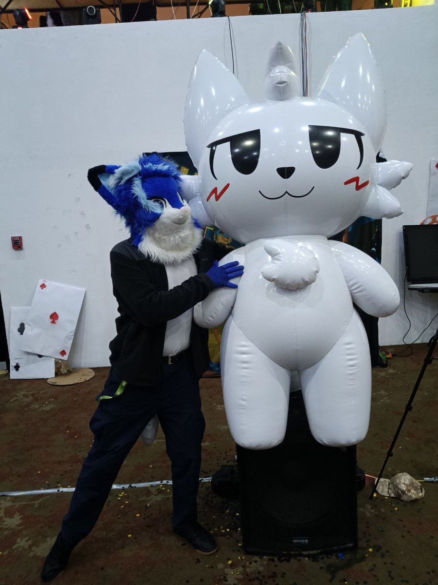 Cuando me encuentre un boykisser (?

Feliz #FursuitFriday uwu/