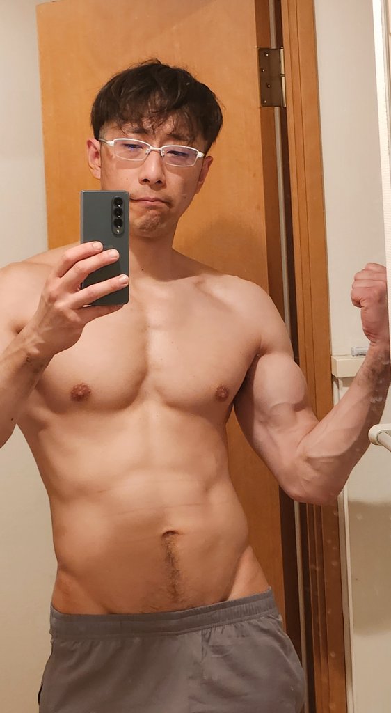 胸と肩と腕と腹筋育てて強そうになりたい