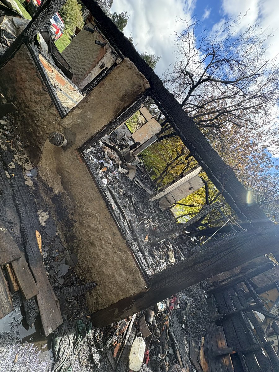 paachhuuu1's tweet photo. Bueno les cuento como fue la situacion, no habia luz en casa, por lo que algo electrico no fue, entrnemos que fue el termotanque que exploto y eso hizo que se prendiera fuego el techo de la casa y no se puedo frenar, perdimos todo lametablemnte. La casa quedo asi. La unica muda https://t.co/Qpu95l2a8H