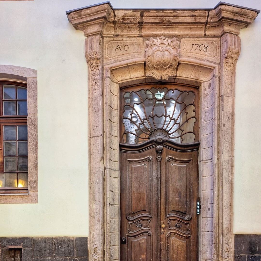 SidewalkSafari's tweet photo. I love the elegant #ArtNouveau vibes of this door panel, especially in the transom window.⁣
⁣
#CologneArchitecture #VisitKoeln #KoelnerGram #ThisIsCologne #UrbanCGN https://t.co/hVlwpqxJKe https://t.co/0QcaS8AyGj
