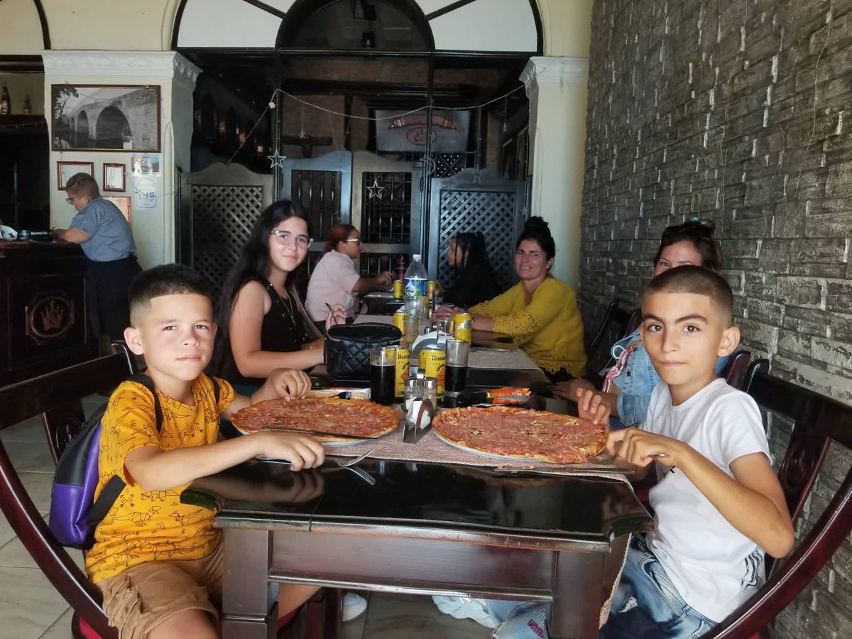 ¿Deseas hacer algo diferente esta semana de receso escolar? 
Aquí en el Café Real tus pequeños y tú van a degustar deliciosas pizzas, hamburguesas, lasañas que pueden acompañarlas con la coctelería de su preferencia.
#SanctiSpíritusEnMarcha 
#palmarestrinodadss
#CreandoMomentos