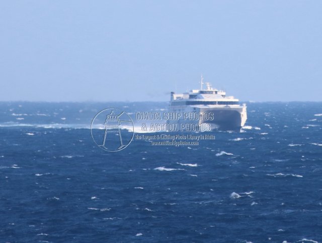 Shipguru's tweet photo. #virtuferries #highspeedcraft #JEAN_DE_LA_VALETTE #approaching #grandharbourmalta -14.01.2022 - https://t.co/nfgboxc3g3 - NO PHOTOS can be used or manipulated without our permission @Virtuferries @austal @worldshipsoc @ShipNews @ShippingMagnate @ShippingMag @shippingdata https://t.co/m8AXb3251J