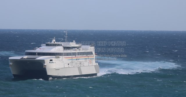 Shipguru's tweet photo. #virtuferries #highspeedcraft #JEAN_DE_LA_VALETTE #approaching #grandharbourmalta -14.01.2022 - https://t.co/nfgboxc3g3 - NO PHOTOS can be used or manipulated without our permission @Virtuferries @austal @worldshipsoc @ShipNews @ShippingMagnate @ShippingMag @shippingdata https://t.co/m8AXb3251J