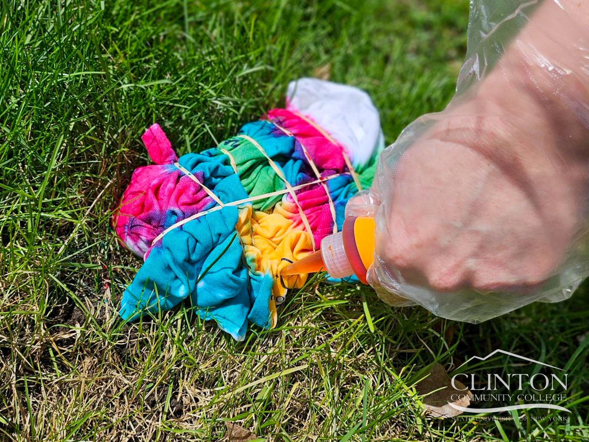 ClintonSUNY's tweet image. Stress said bye, tie‑dye said hi. 🎨☀️ 

Students got creative with Clinton swag on this sunshiny Friday afternoon.

#WeWork #ClintonCommunity