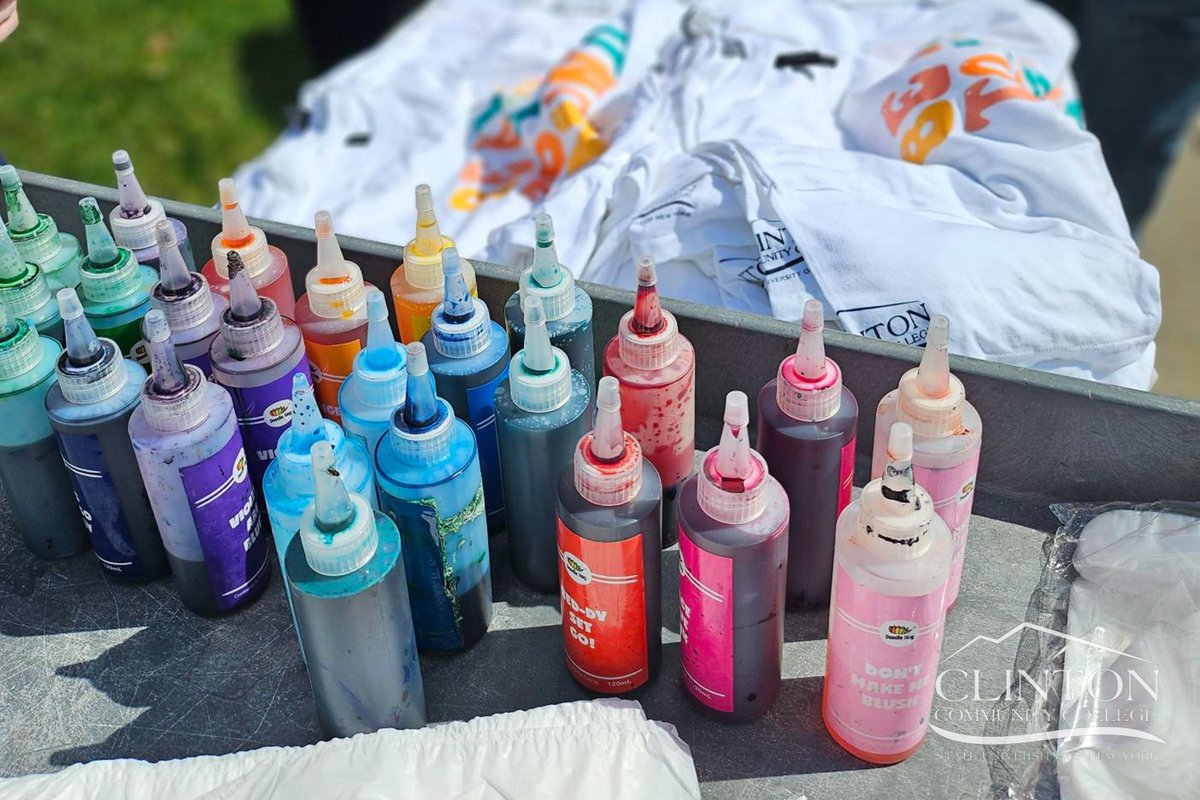 ClintonSUNY's tweet image. Stress said bye, tie‑dye said hi. 🎨☀️ 

Students got creative with Clinton swag on this sunshiny Friday afternoon.

#WeWork #ClintonCommunity