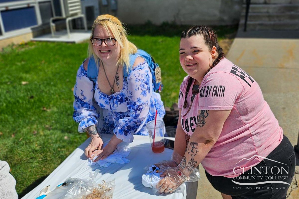ClintonSUNY's tweet image. Stress said bye, tie‑dye said hi. 🎨☀️ 

Students got creative with Clinton swag on this sunshiny Friday afternoon.

#WeWork #ClintonCommunity
