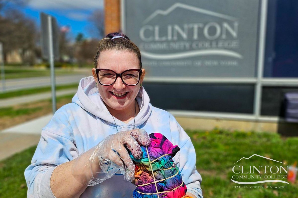 ClintonSUNY's tweet image. Stress said bye, tie‑dye said hi. 🎨☀️ 

Students got creative with Clinton swag on this sunshiny Friday afternoon.

#WeWork #ClintonCommunity