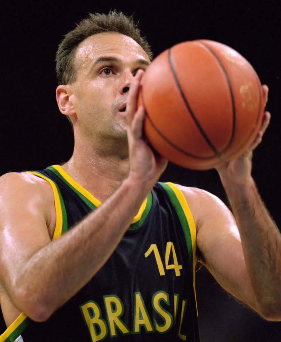 Vai com Deus, Mão Santa 🙏

49.973 pontos na carreira

Jogou um absurdo 

Uma pena não ter ido jogar na NBA