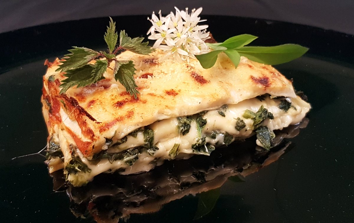 SLustig6's tweet image. Lasagne alle strigoli e ortiche 

Lasagne mit Taubenkropf-Leimkraut, Brennnesseln, Provolone, Béchamelsauce, Parmesan; Teigblätter selbstgemacht

Die geplante Salsiccia habe ich leider vergessen, sie liegt noch da.

Ohne Rezept heute. 🤷‍♀️

#kochen #cooking #cucinare