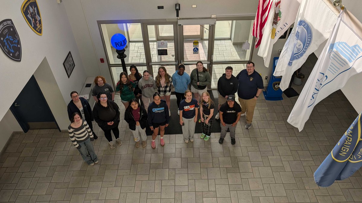 ChampaignPD's tweet photo. Champaign Police were happy to have students from Parkland College stop by this morning for a tour of our facility, learning about the work we do, the tools we use, and the history of our department.

This class is part of the Early College and Career Academy (ECCA) at Parkland College, a dual credit career pathway program for high school juniors and seniors. Students from 15 area high schools participate in one of nine different ECCA career pathway options, including law enforcement.

[IMAGE DESCRIPTION: Public Information Officer Joe Lamberson poses in the CPD Lobby with students from the Early College and Career Academy]