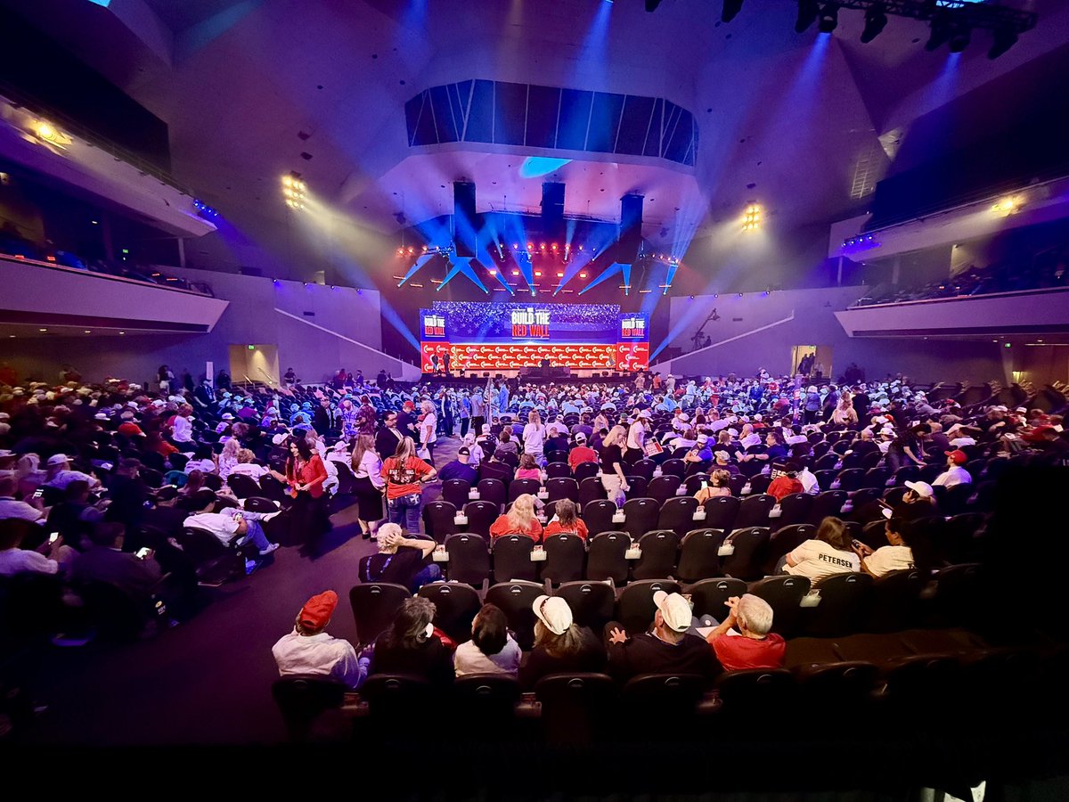 SebasCarrillo's tweet photo. @realDonaldTrump regresa a Arizona. Miles ya esperan por él en Dream City Church, en Phx. Llega para dar un impulso a varios candidatos republicanos para las elecciones de 2026. Será la 1era vez que hable públicamente después de la apertura del estrecho de Ormuz. @nmasunivAZ https://t.co/mx3sjwvBRP