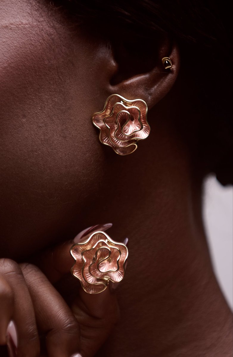 fowosiredammy's tweet image. Editorial shoot done for @adornedby_rad  website launch, I had so much fun working on this campaign.

Team: 
Lead Photographer: @fowosiredamilola 
Creative Director: @Jummydefilaa 
Model: @t.h.o.b.i___ 
Client: @adornedby_rad 
Production Company: @thejovialstudios_ 

#commercial