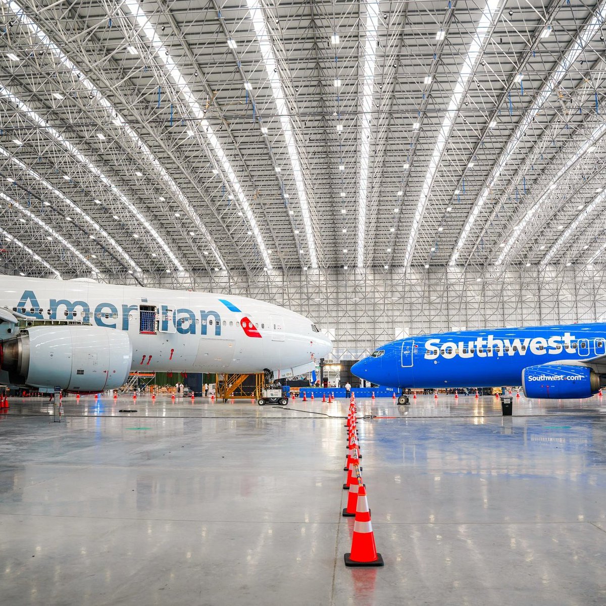 aveotero's tweet image. #BREAKING: El Salvador just opened the largest aircraft hangar and maintenance base in the entire #American continent.
This single project will create over 7,000 direct jobs.

President @nayibbukele said it best:
“This is what a country looks like where investments are safe,