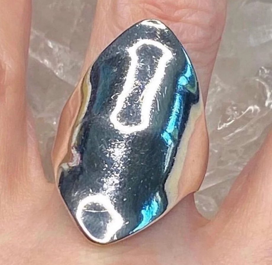 StuffWeFind1's tweet image. Bought at a Ren Faire years ago. ⚔️🛡️⚔️

Vintage Sterling Silver Handcrafted Knuckle Duster Armor Ring - Sz 8 3/4 - 6g

ebay.us/m/GopcbF

#vintagejewelry #ring #SterlingSilver #renfaire #armor #jewelry #giftidea #momgift #gradgift #foryou