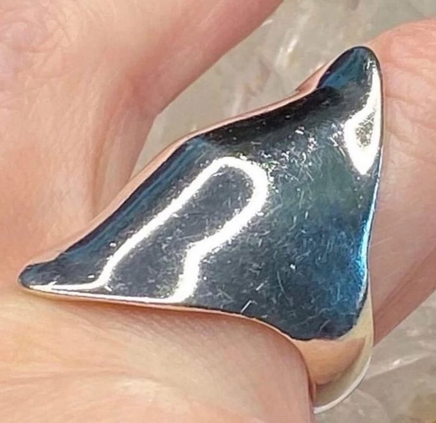 StuffWeFind1's tweet image. Bought at a Ren Faire years ago. ⚔️🛡️⚔️

Vintage Sterling Silver Handcrafted Knuckle Duster Armor Ring - Sz 8 3/4 - 6g

ebay.us/m/GopcbF

#vintagejewelry #ring #SterlingSilver #renfaire #armor #jewelry #giftidea #momgift #gradgift #foryou