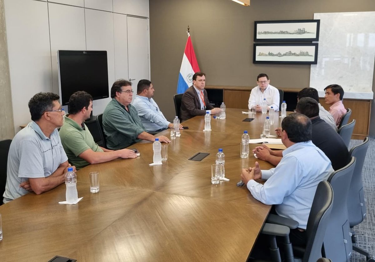 El director nacional de Ingresos Tributarios, <a href="/OscarOrue/">Oscar Orué 🇵🇾</a>, mantuvo hoy una reunión con el titular de la Dirección Nacional del Transporte, Luis Fernando González Ocampos, junto a representantes del sector del transporte terrestre.