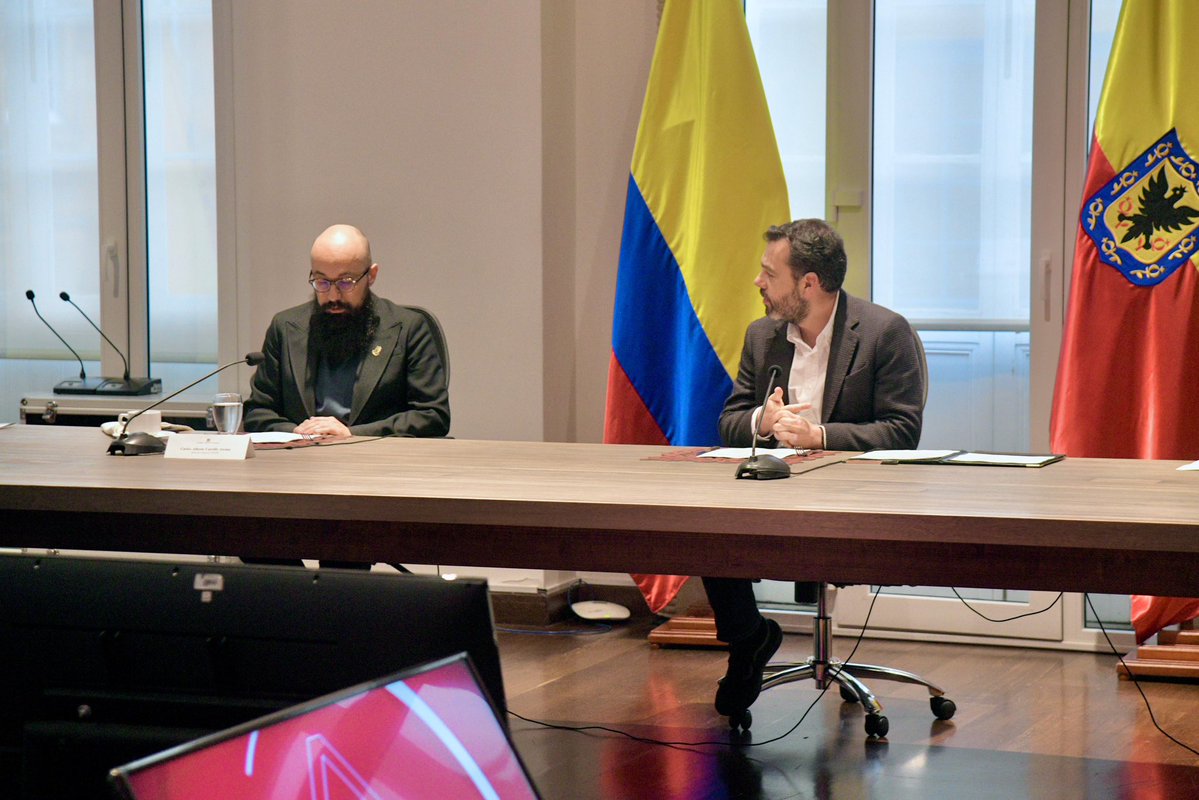 UNGRD's tweet image. Carrillo alerta a Galán por posible fenómeno El Niño y acuerdan medidas para proteger a Bogotá. 

#AEstaHora, el director de la UNGRD, @CarlosCarrilloA, se reúne con el alcalde mayor de Bogotá, @CarlosFGalan; la directora del @IDEAMColombia, @ghisecheverry; y el director del