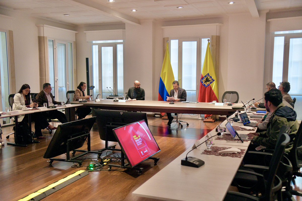 UNGRD's tweet image. Carrillo alerta a Galán por posible fenómeno El Niño y acuerdan medidas para proteger a Bogotá. 

#AEstaHora, el director de la UNGRD, @CarlosCarrilloA, se reúne con el alcalde mayor de Bogotá, @CarlosFGalan; la directora del @IDEAMColombia, @ghisecheverry; y el director del