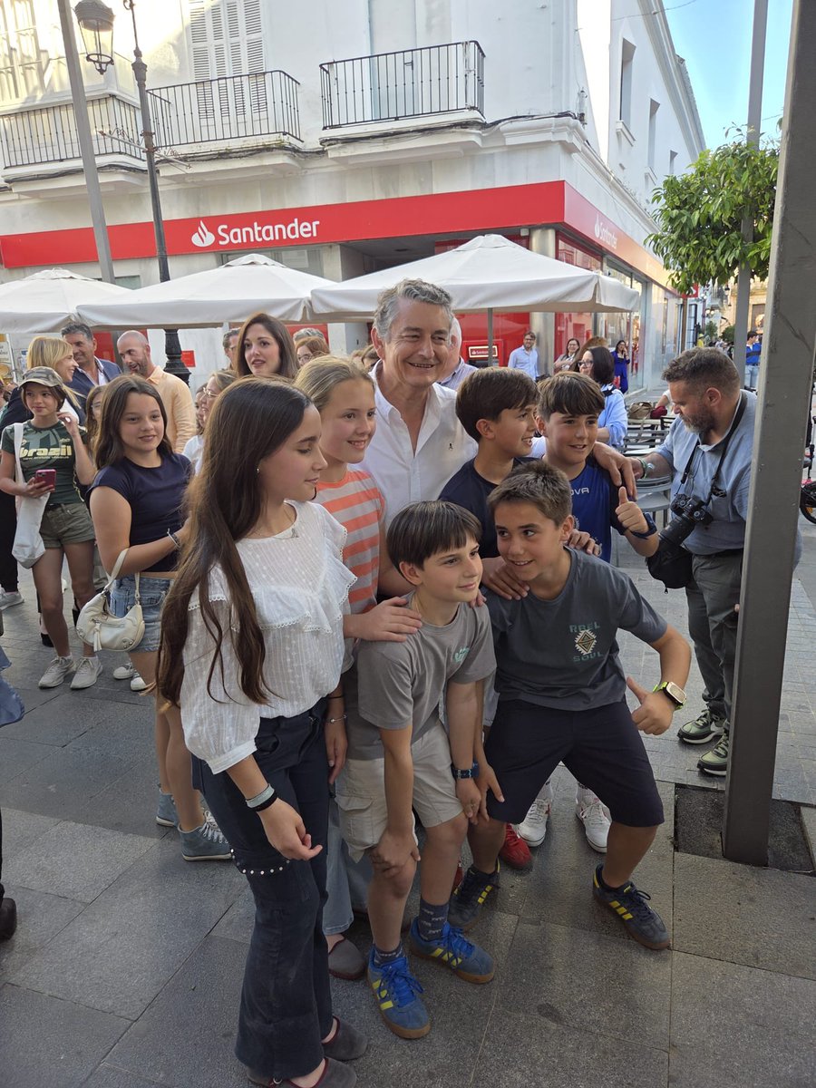 antoniosanz's tweet image. #Sanlúcar nos ha vuelto a regalar su cariño.

Junto a @JuanMa_Moreno, comprobamos que #Andalucía tiene fuerza, ilusión y ganas de seguir creciendo.

Seguimos. 💙
#ConLaFuerzaDeAndalucía
#JuanmaPresidente