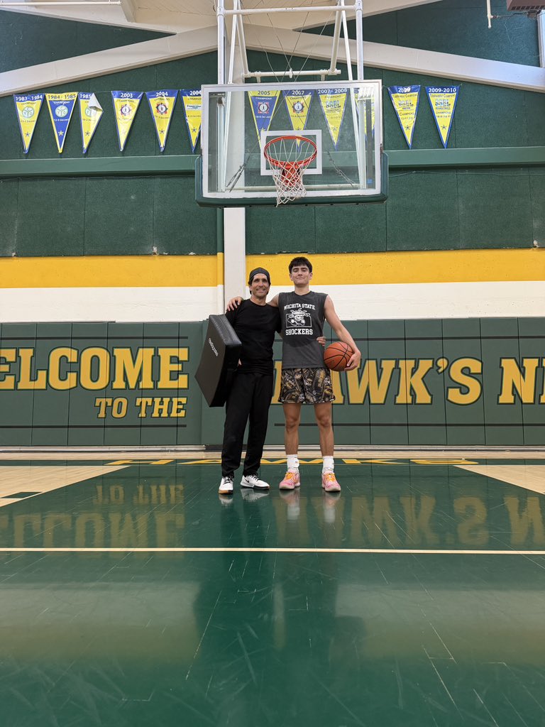 GraysonSand2027's tweet image. Just wanted to show some love to my dad. Between holding it down at work and being the leader of our family, he still makes time to get help me get my work in.

#graysonsanders2027 #workouts #teamlwj2027 #mtscores #PDpreps #grind #dadAppreciation