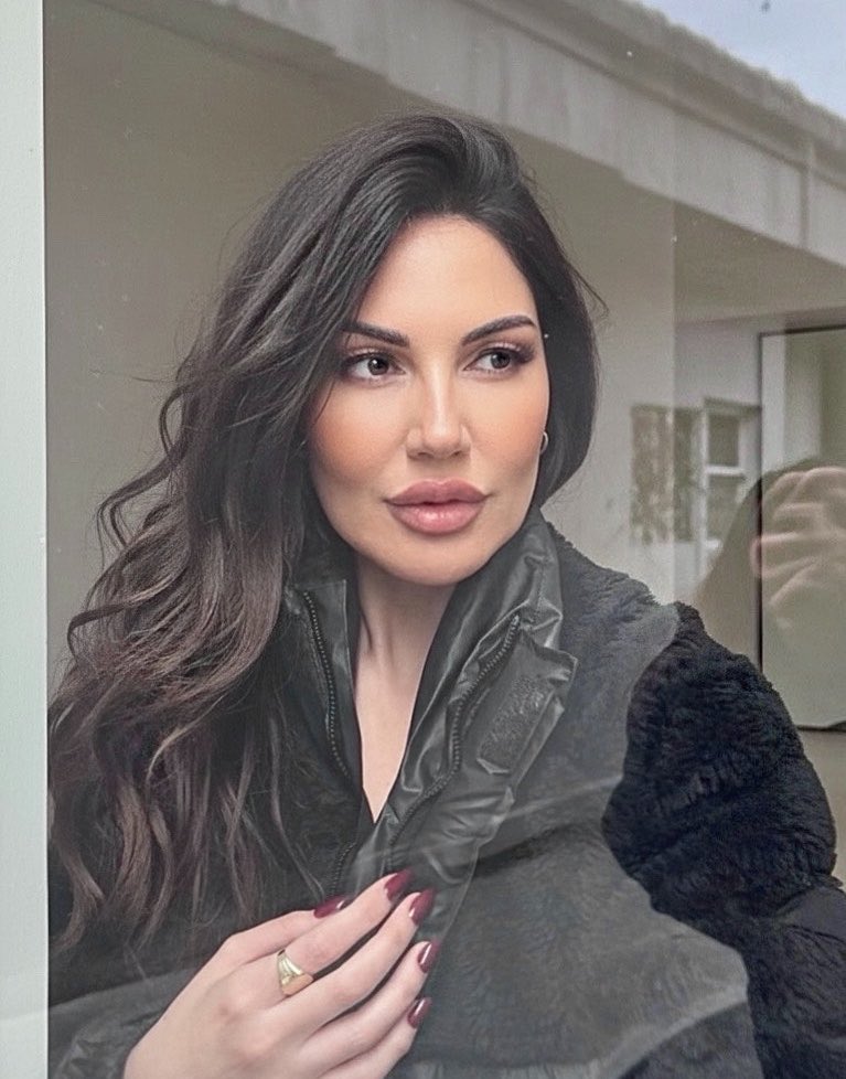 Darine Hamze دارين حمزه tweet media