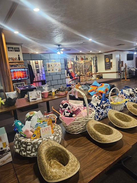 KCSForward's tweet photo. It's a great day to be a Fairmont FAN! Tonight: Into the Woods, celebrate Girls Basketball champs, explore N2Art, or join the Wild West Casino &amp; Cowboy Carnival! Share your Kettering Schools love below. https://t.co/QbUABlS7Ra