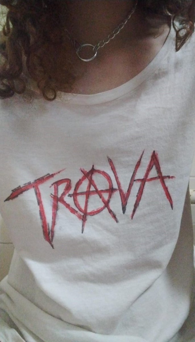 ontem caiu vinho na minha blusa branca e decidi lançar essa estampa por cima