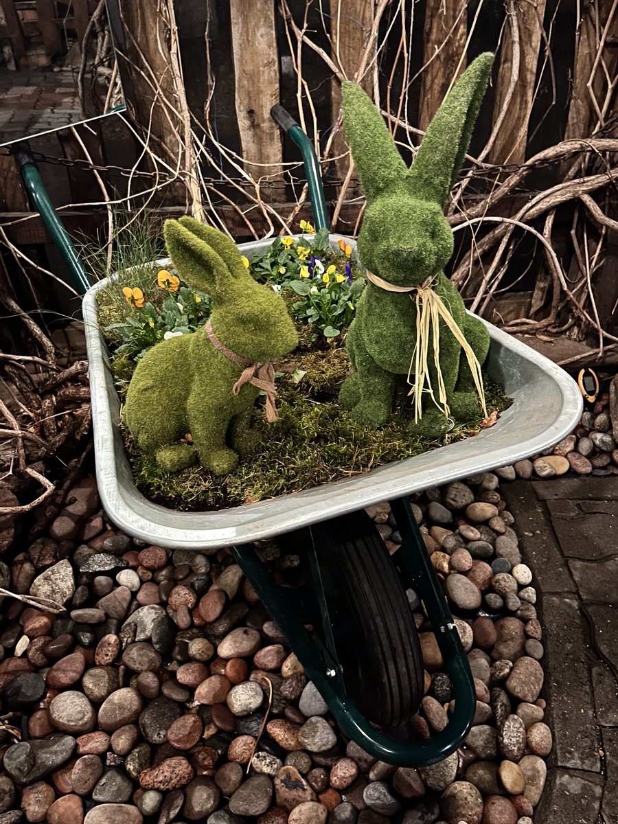 AntonyJohnston's tweet image. Quirky retro cafes, national heroes, cathedral crypts, and weird bunny sculptures in a wheelbarrow. Yep, sounds like a day out in #Vilnius ☕🐺⛪🐰